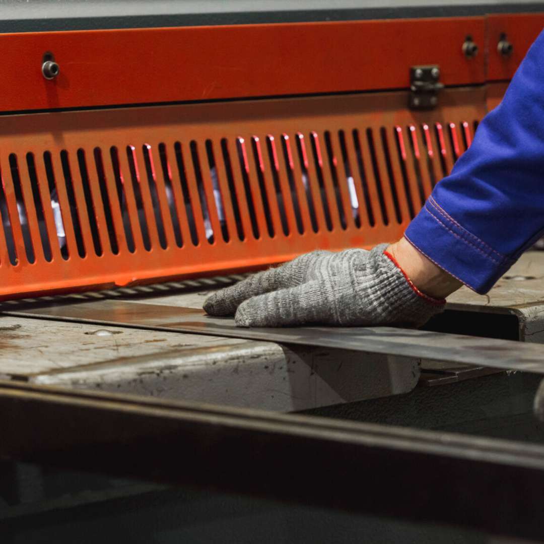 Рубка металла гильотиной